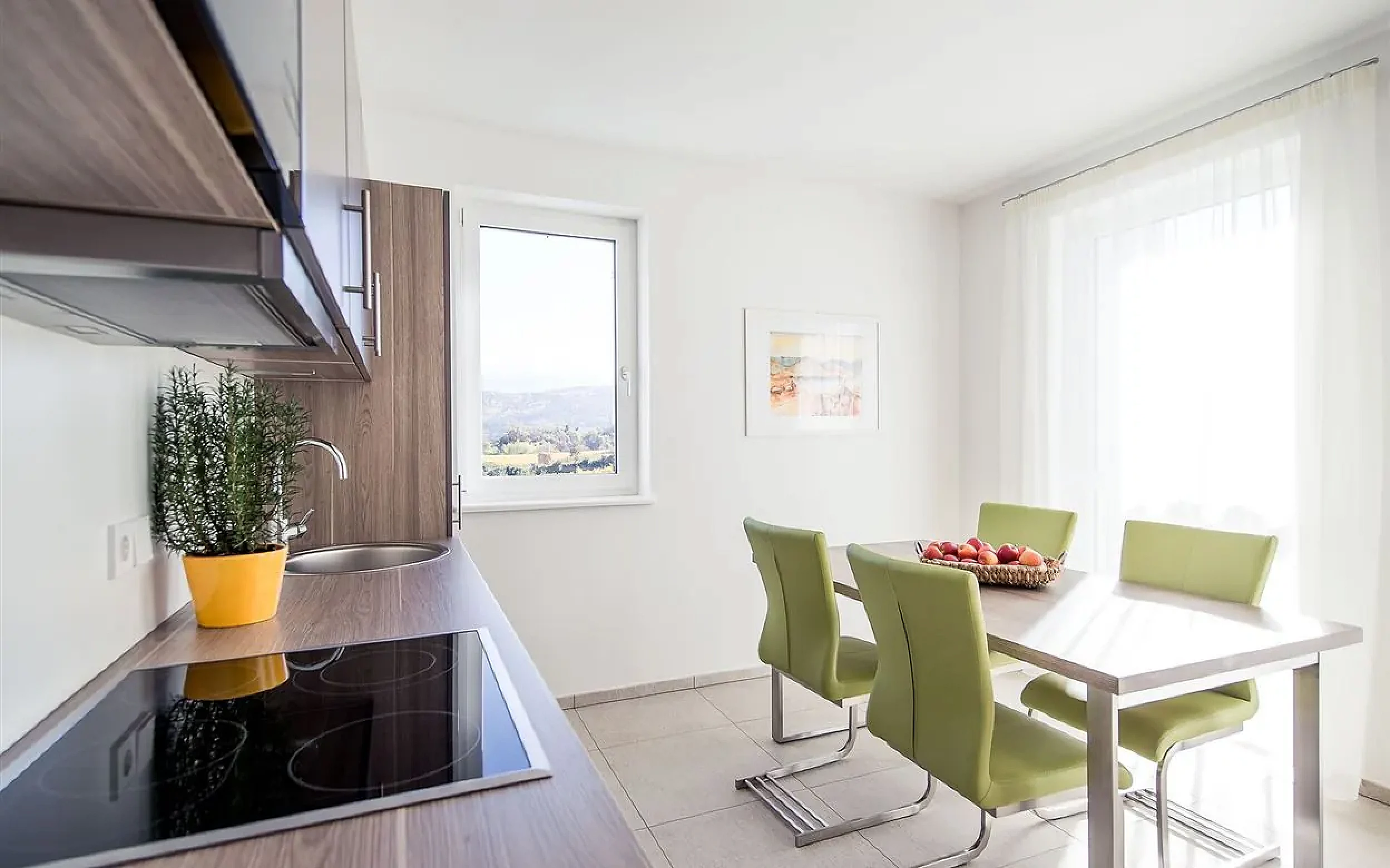 Helle Wohnküche in einem Apartment des Josefshofs