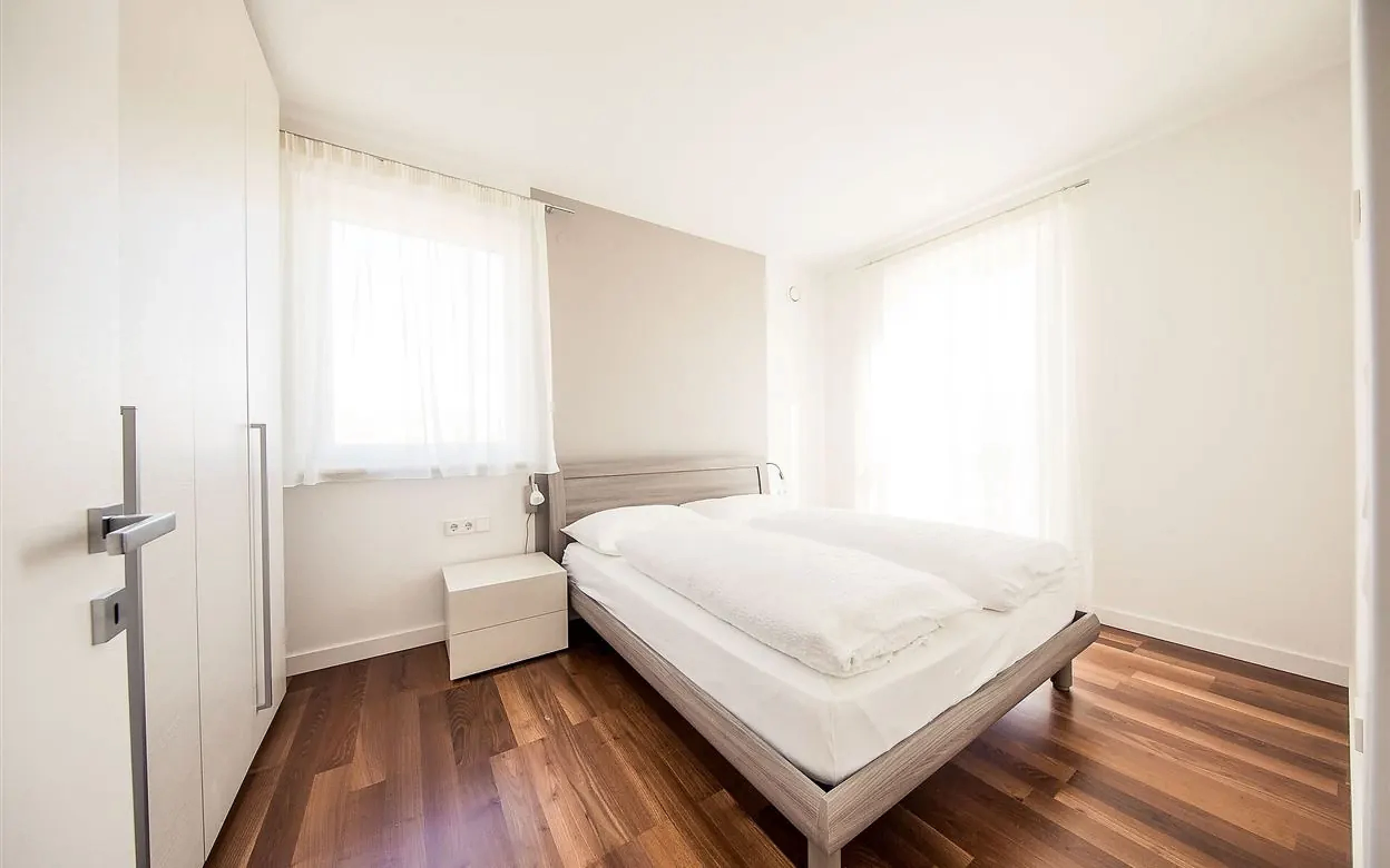Helles Schlafzimmer in einem Apartment des Josefshofs