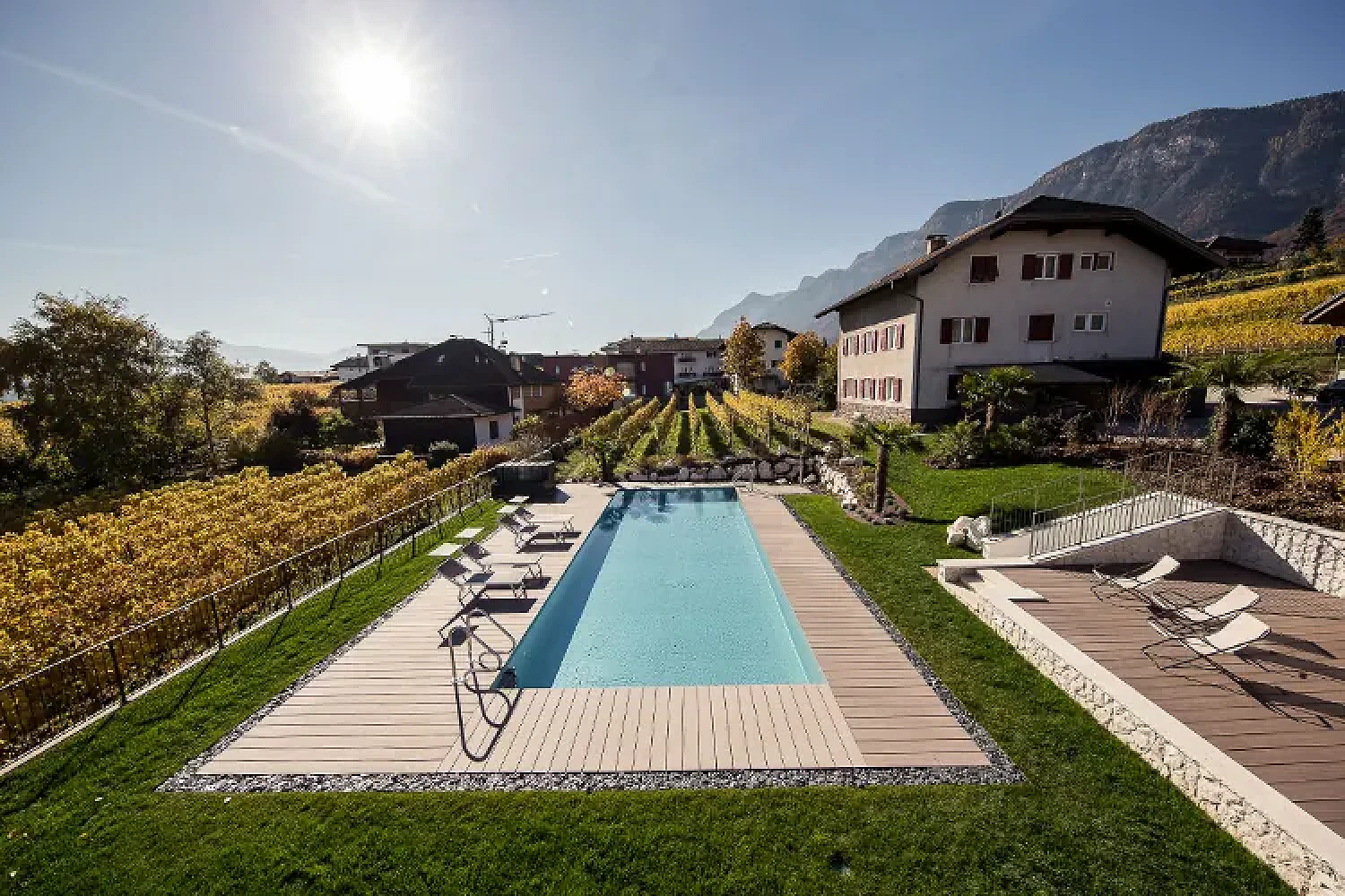 Pool mit Liegewiese im Garten des Josefshofs